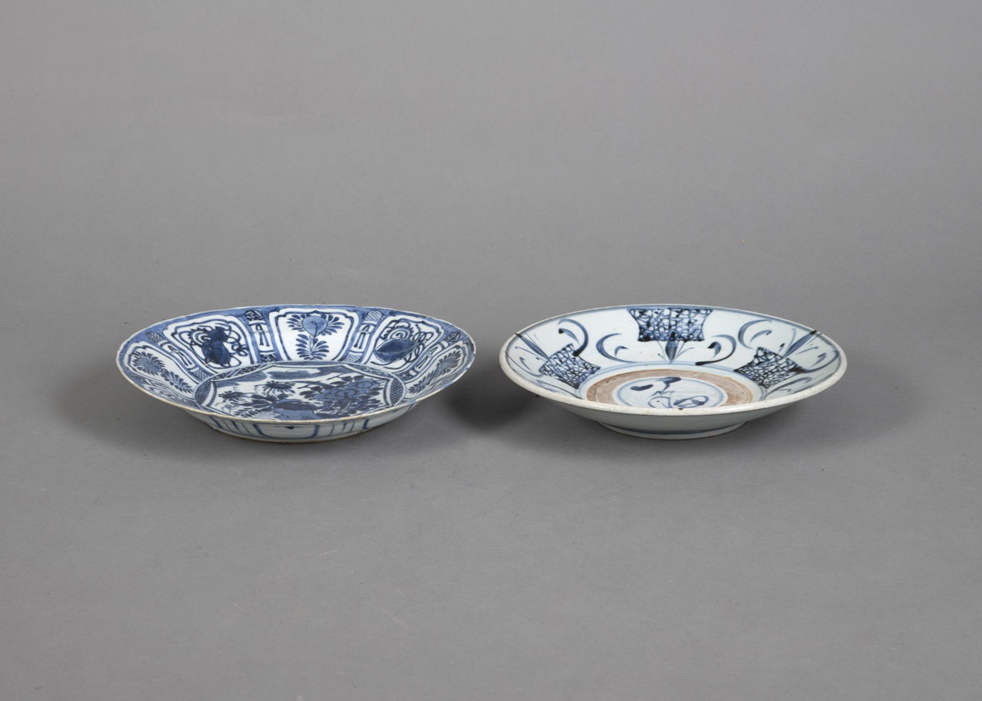 A UNDERGLAZE BLUE KRAAK DISH AND A EXPORT 'FU' CHARACTER DISH - Image 2 of 3