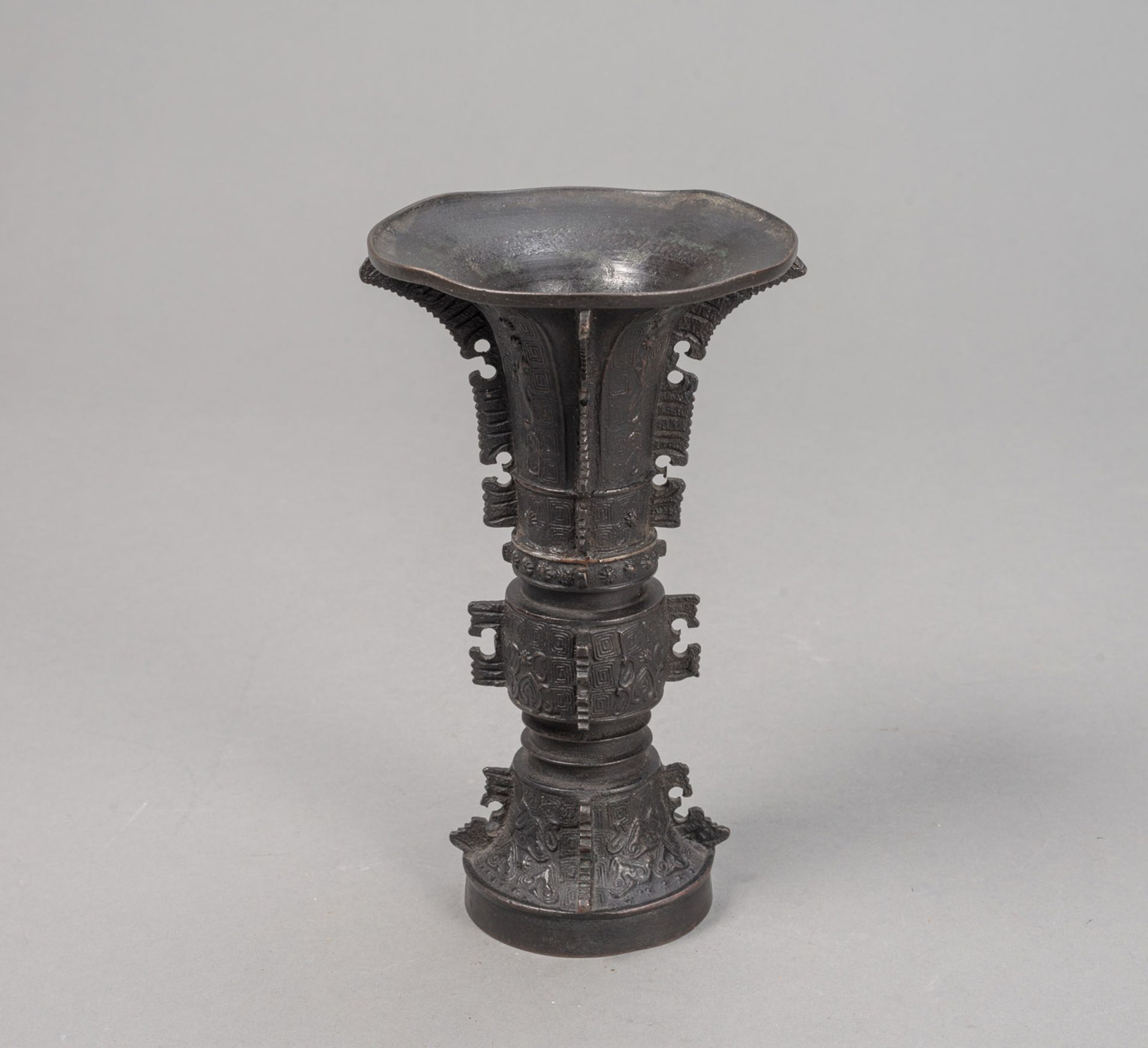 A 'GU'-SHAPED ARCHAISTIC BRONZE VASE - Image 2 of 4