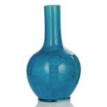 Türkisfarben glasierte Flaschenvase aus Porzellan mit graviertem Päoniendekor