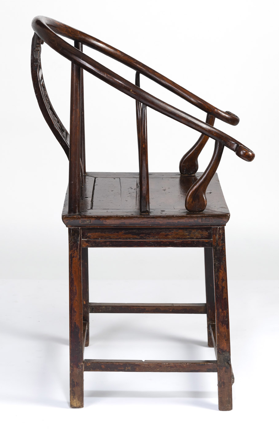 A WOODEN HORSESHOE-BACK CHAIR, CARVED WITH A BATTLE SCENE OF WU SONG AND A TIGER - Image 4 of 6