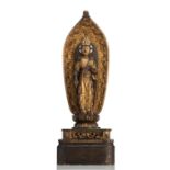 Figur des Kannon Bosatsu auf einem Sockel mit Lotus