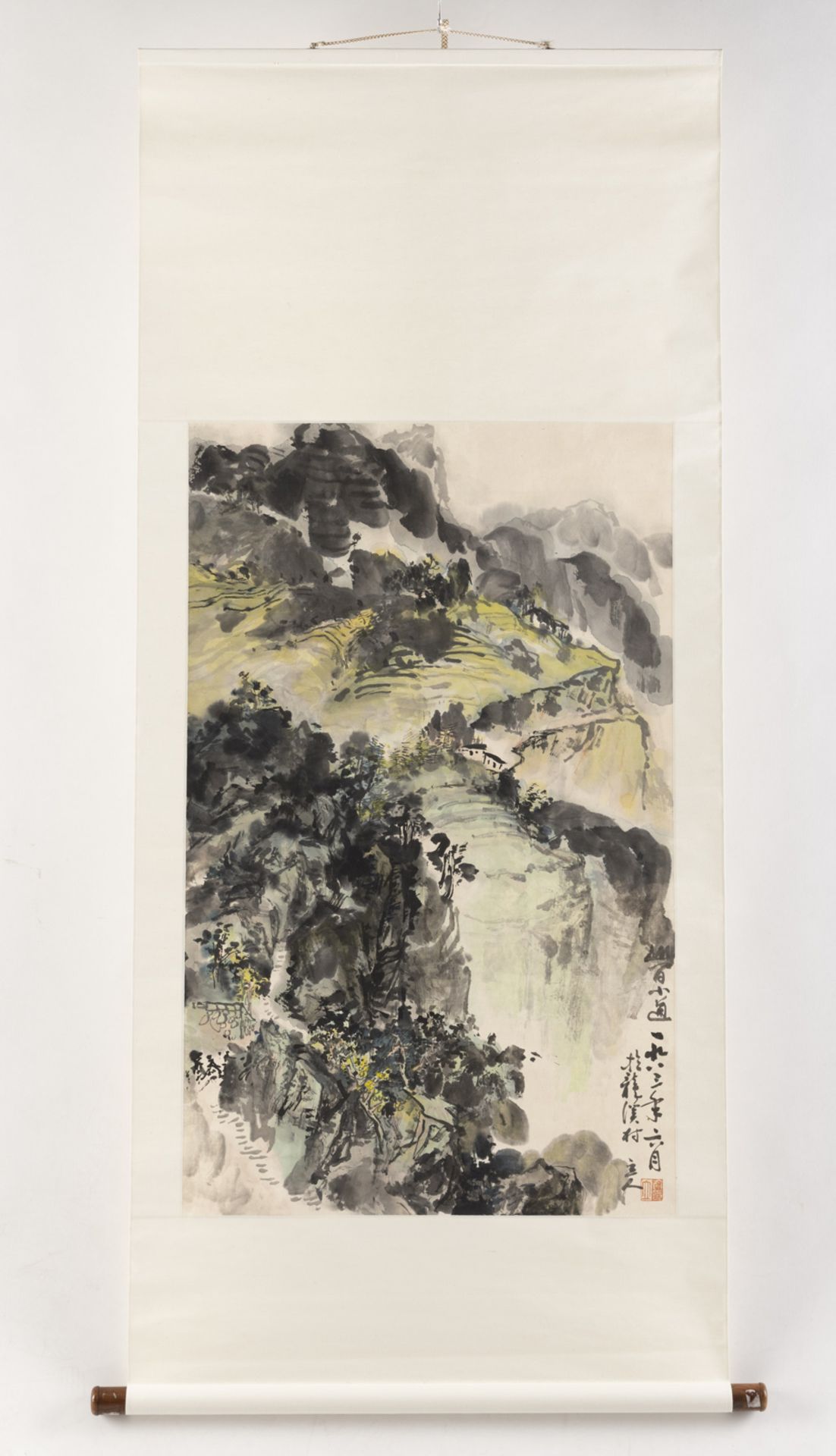Malerei einer Berglandschaft in Longxi-Dorf, Tusche und Farben auf Papier, als Hängerolle montiert - Bild 2 aus 8
