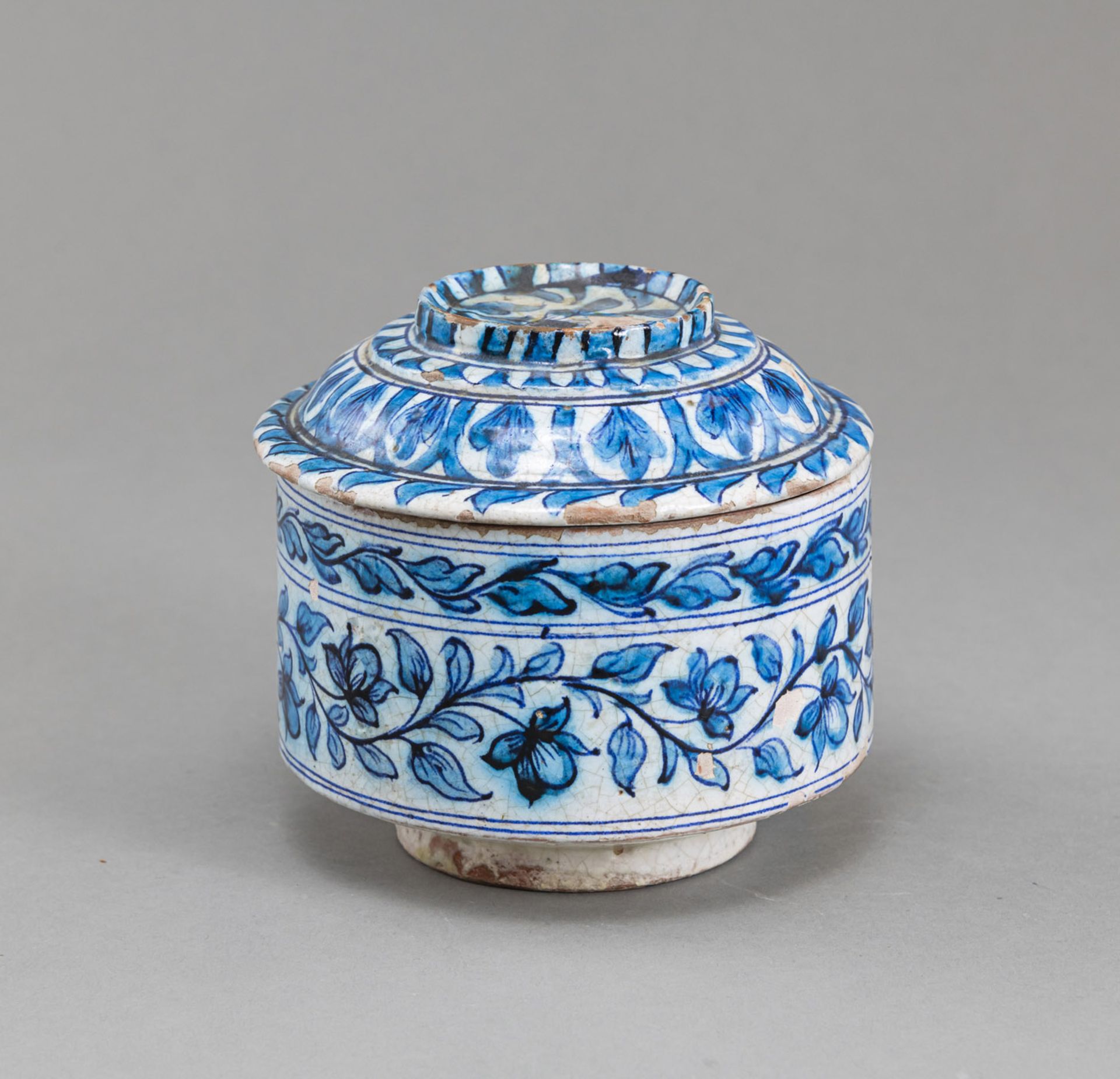 A GLAZED LIDDED POTTERY VESSEL WITH FLORAL DECORATION - Image 2 of 4