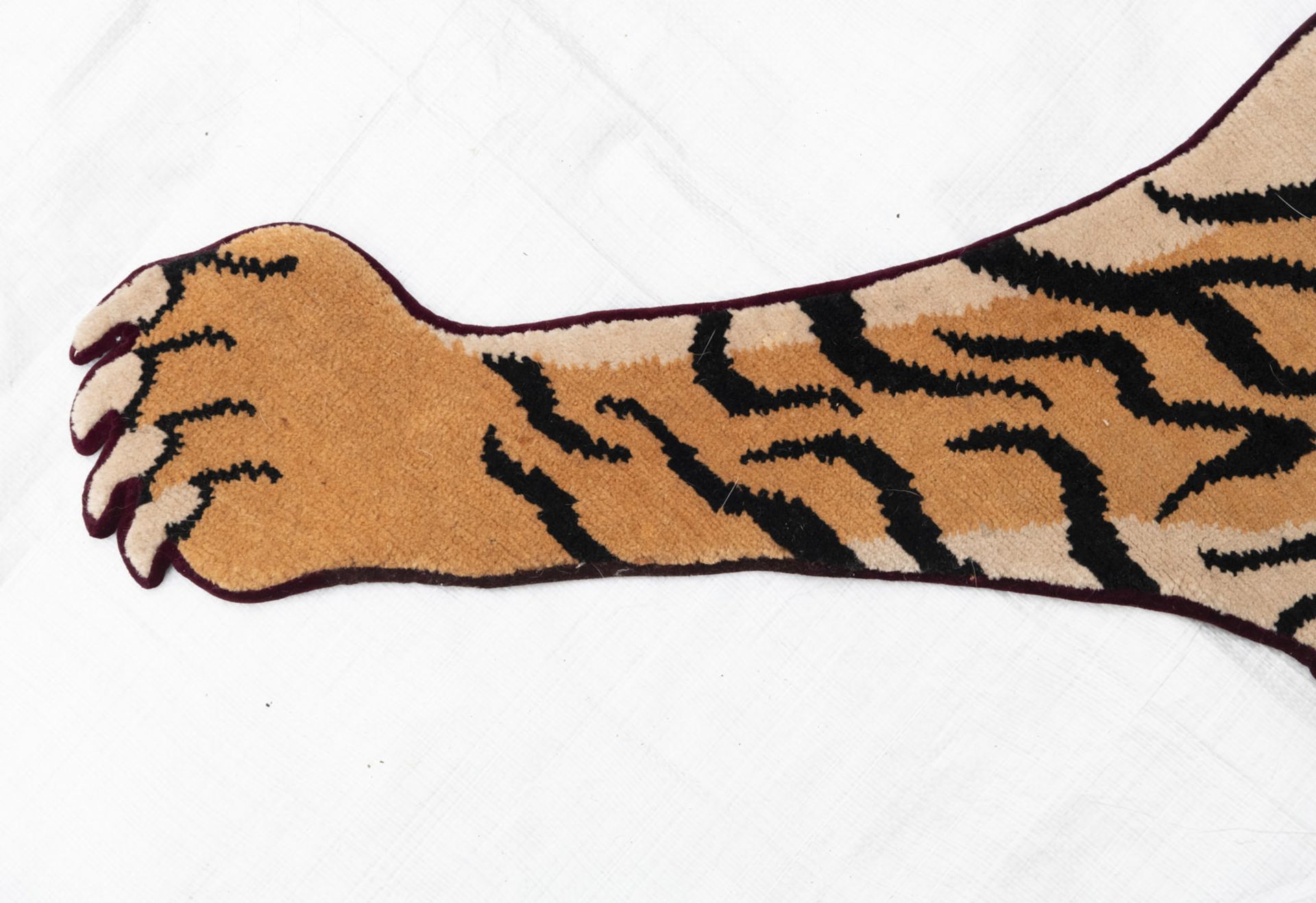 A WOOL RUG KNOTTED IN THE SHAPE OF A TIGER PELT - Image 5 of 6