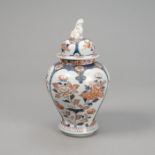 Deckelvase aus Porzellan mit Imari-Floraldekor