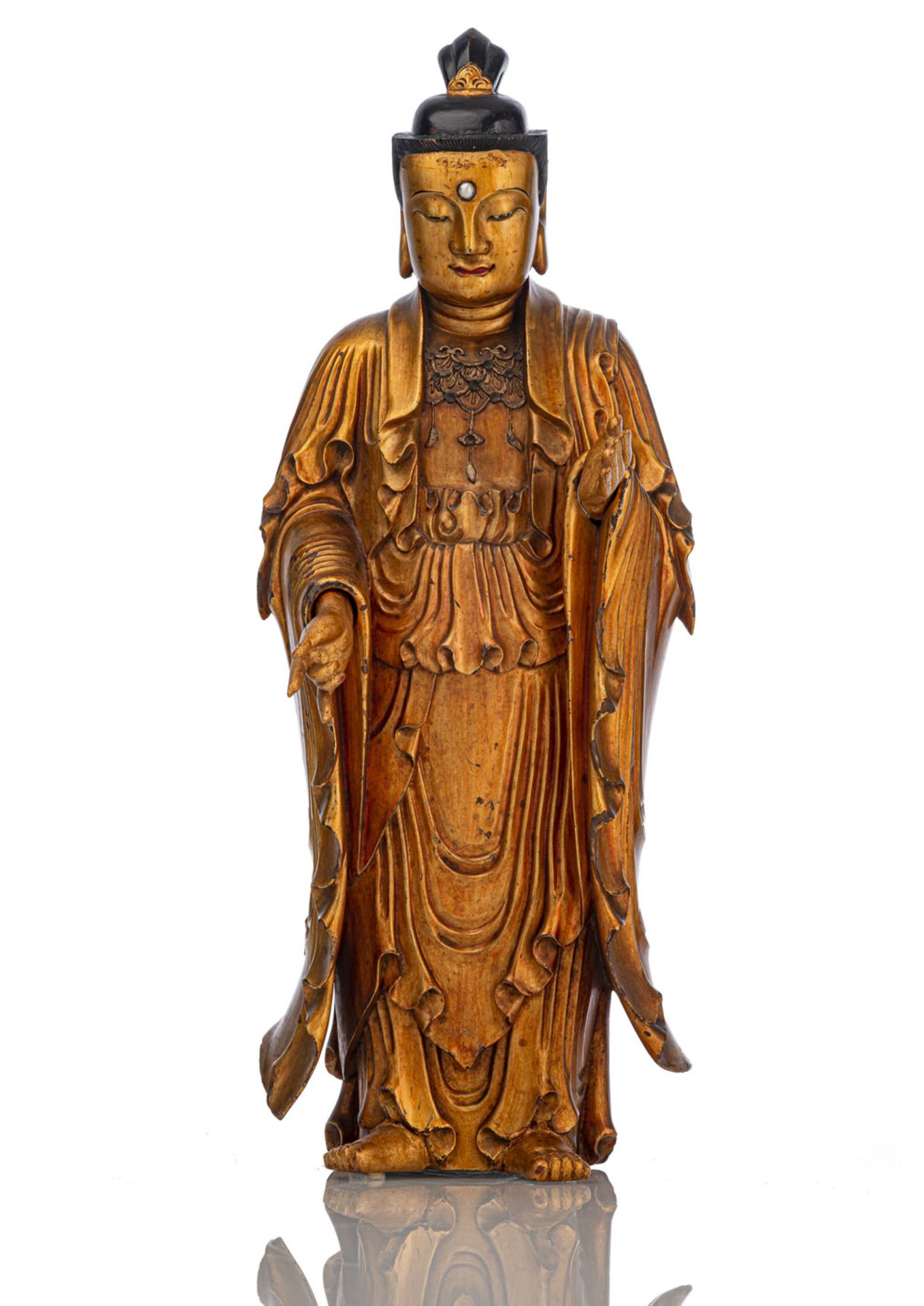 Lackvergoldete Holzfigur eines stehenden Bodhisattva - Bild 2 aus 3