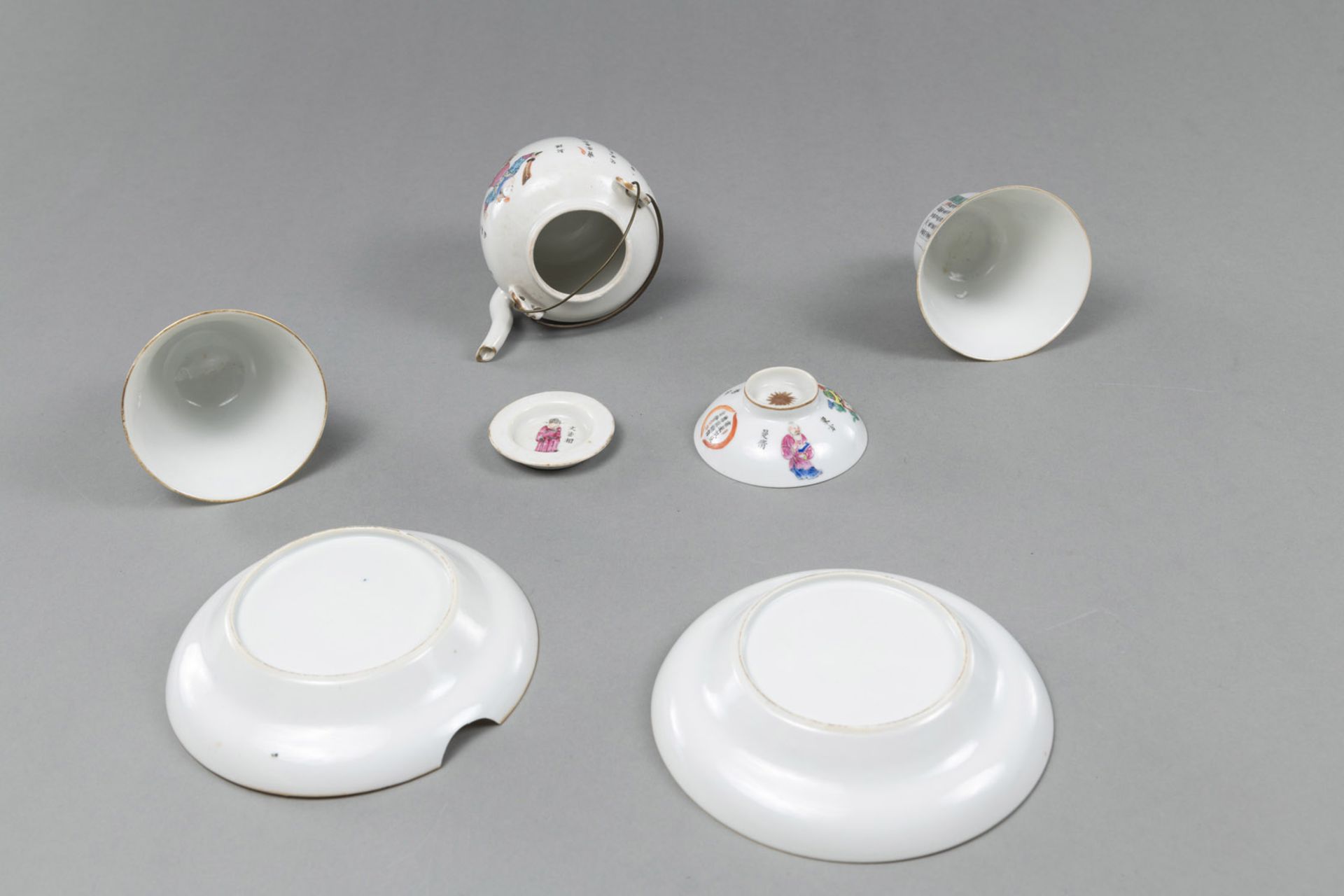 'Famille rose'-Teekännchen, zwei Teeschalen mit Unterteller und ein einzelner Deckel - Bild 3 aus 4