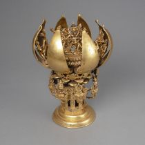 Feuervergoldetes Mandala aus Bronze mit zentraler Darstellung des Chakrasamvara mit Vajravarahi