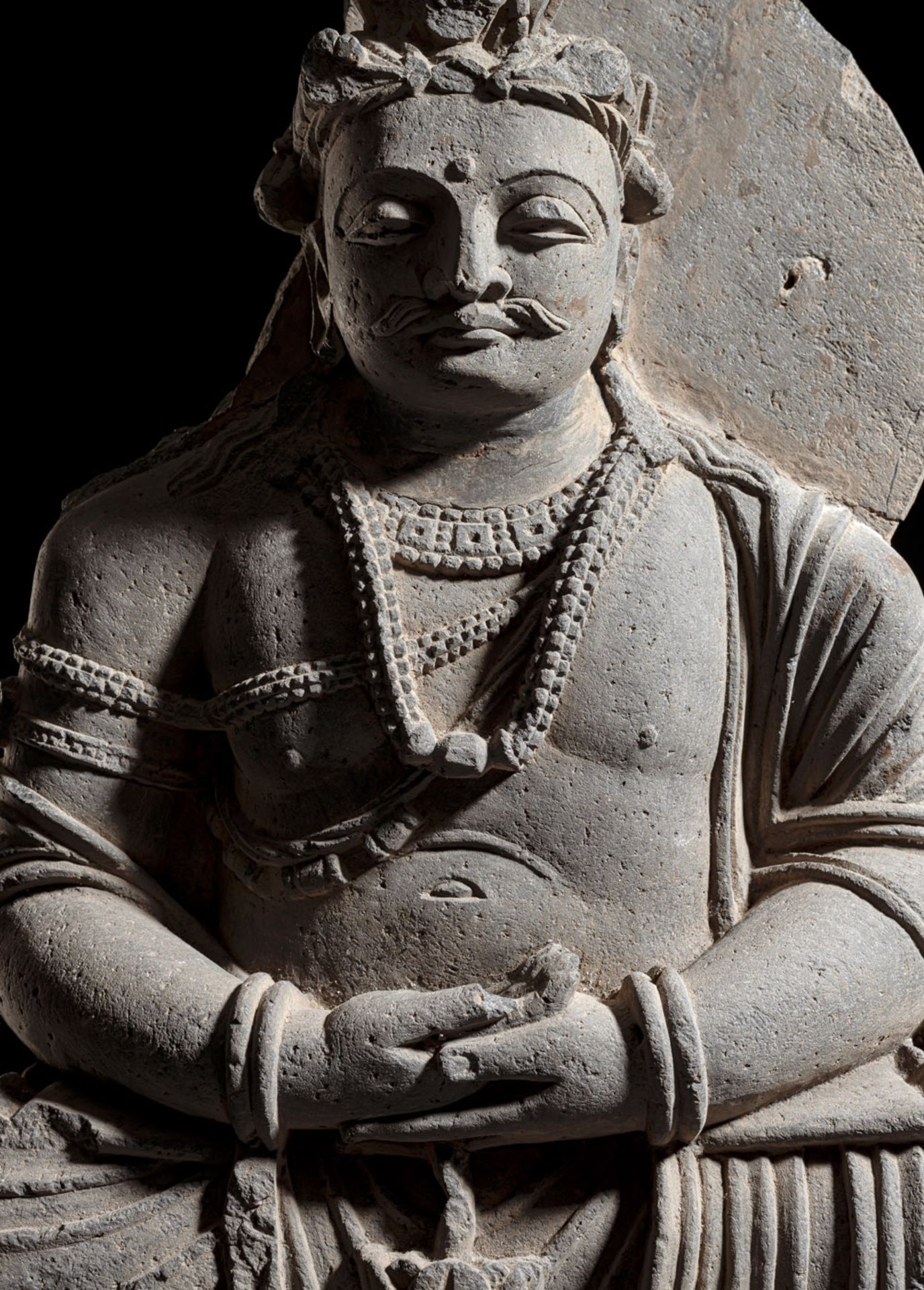 Feine Skulptur des Avalokiteshvara aus grauem Schiefer - Bild 3 aus 4