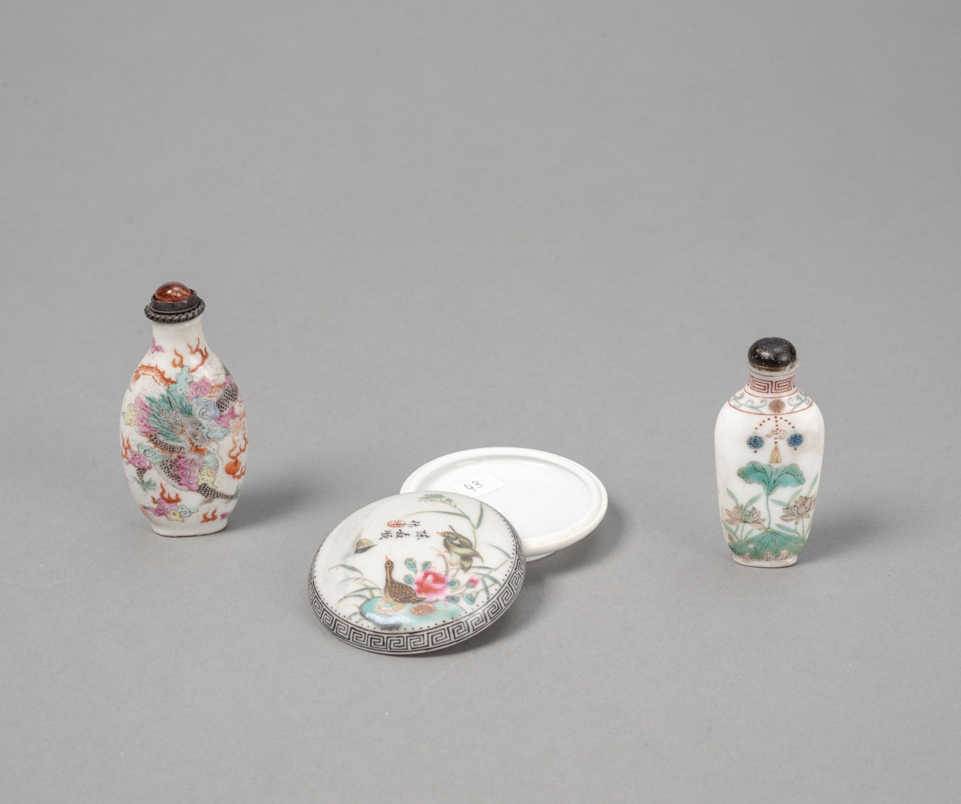 Zwei fein polychrom bemalte Porzellan-Snuffbottles mit Drachen- und 'Gu Yue Xuan'-Dekor sowie eine - Bild 2 aus 3