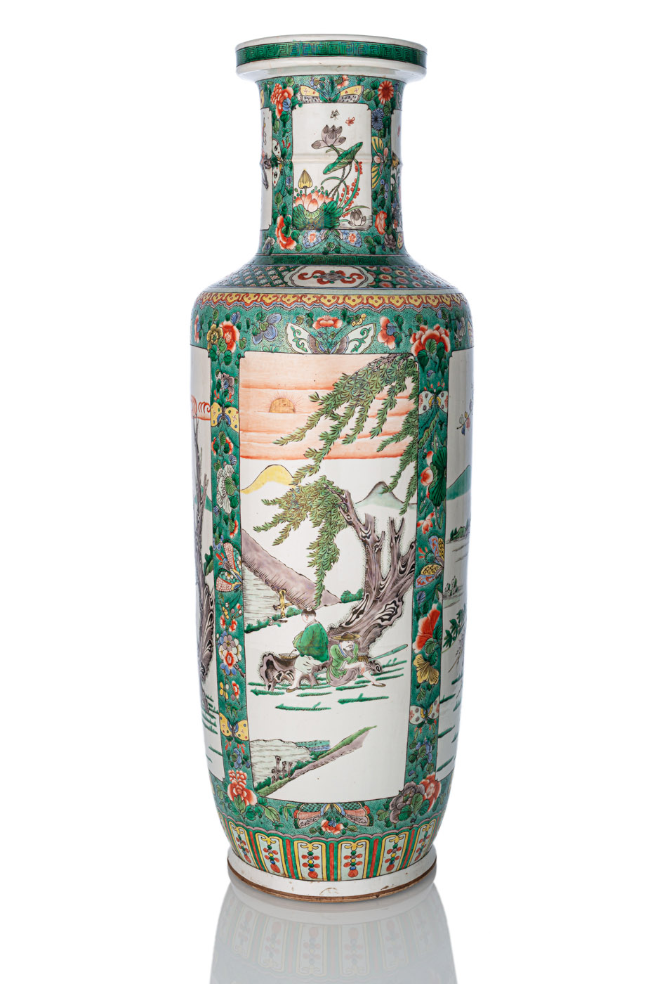 A LARGE 'FAMILLE VERTE' ROULEAU PORCELAIN VASE PAINTED WITH FIGURAL SCENES - Image 3 of 4