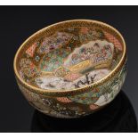 Schale und Teekännchen aus Satsuma-Porzellan mit feinem Dekor