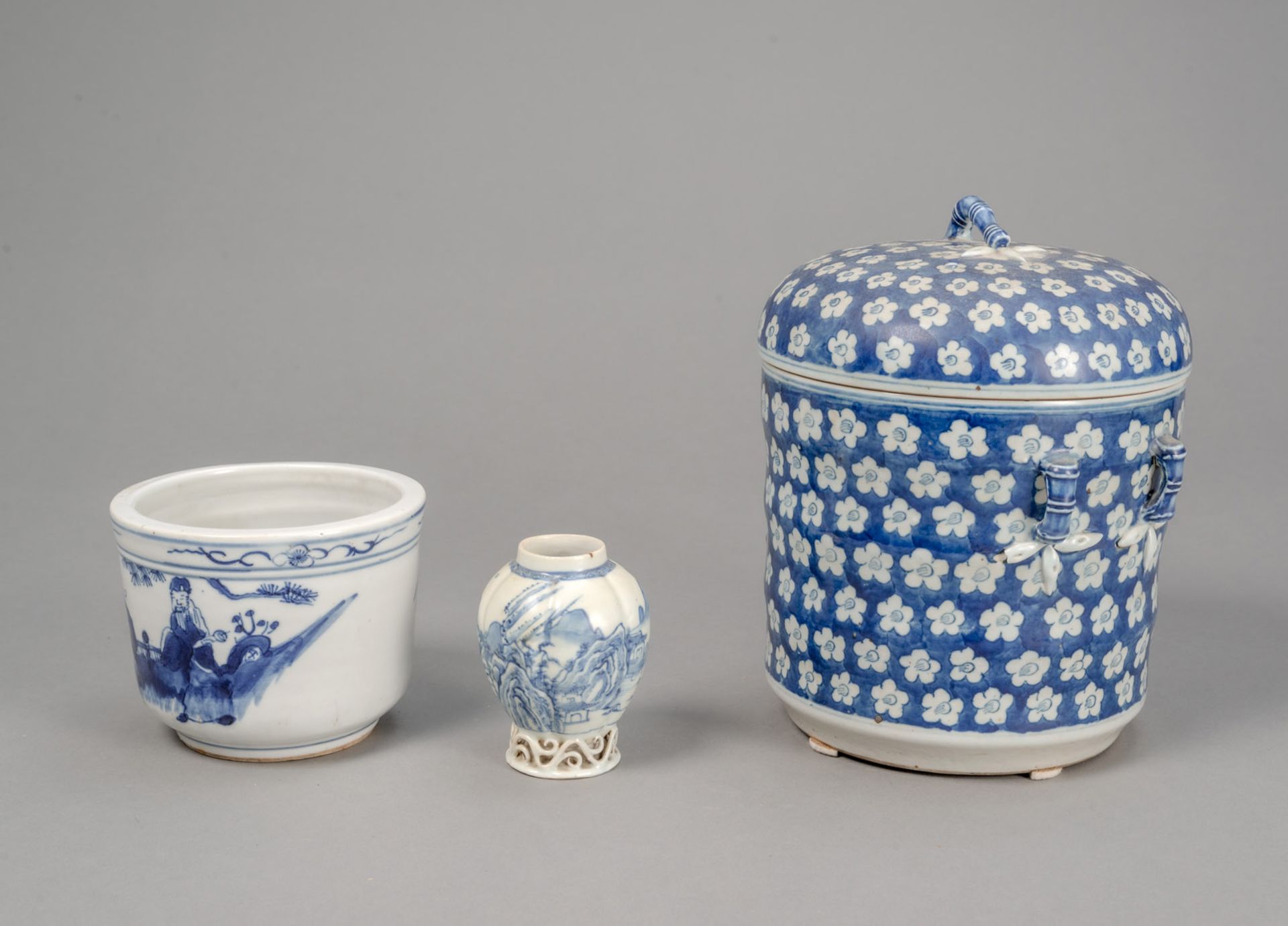 A BLUE AND WHITE PRUNUS AND BAMBOO PORCELAIN BOX WITH COVER, A CENSER, AND A SMALL VASE - Image 2 of 4