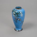 Cloisonné-Vase mit Glyzinen- und Schwalbendekor mit Silbermontierung