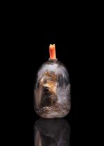 Snuffbottle aus rauchfarbenem Kristall in Kieselform mit Fledermäusen, Reh und Wolken in flachem Re