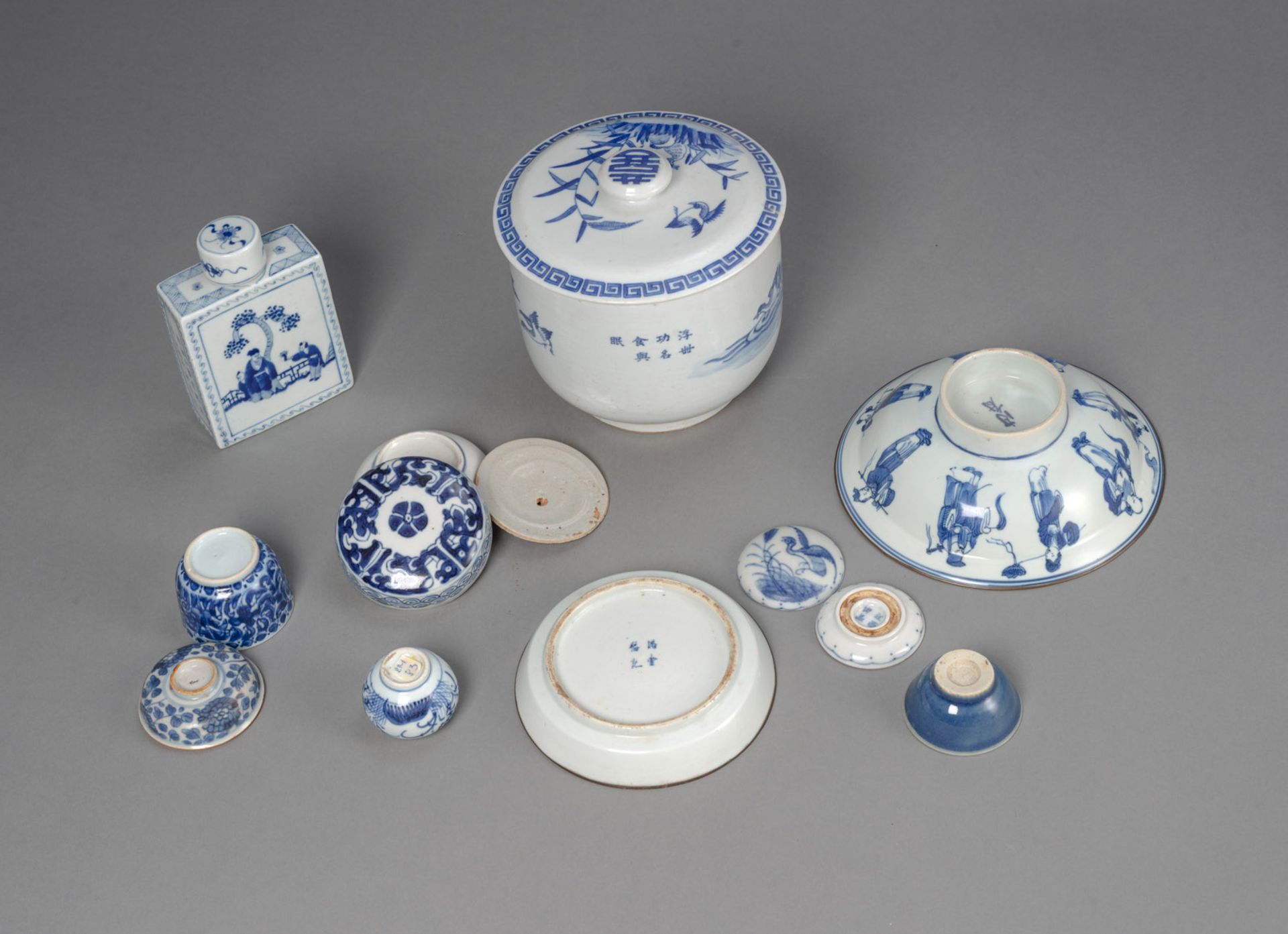 A GROUP OF 9 BLUE AND WHITE PORCELAIN VESSELS AND BOWLS - Image 2 of 4