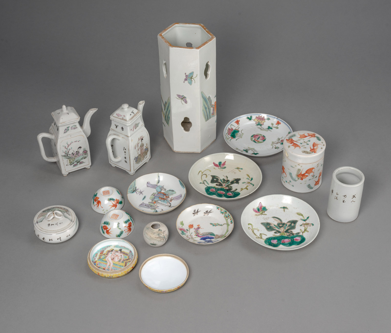 A GROUP OF 'FAMILLE ROSE' PORCELAIN PIECES, E.G. A HATSTAND, TWO TEAPOTS, BOXES AND BOWLS - Image 2 of 5