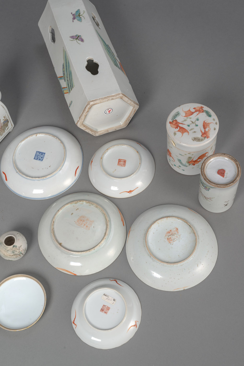 A GROUP OF 'FAMILLE ROSE' PORCELAIN PIECES, E.G. A HATSTAND, TWO TEAPOTS, BOXES AND BOWLS - Image 4 of 5