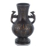 Fein in Gold- und Silber tauschierte Vase aus Bronze in 'hu'-Form