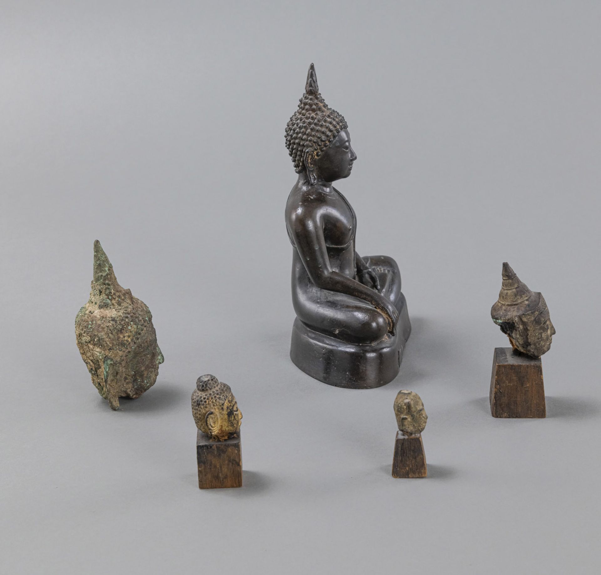 Bronze des Buddha und vier Buddhaköpfe - Bild 2 aus 4