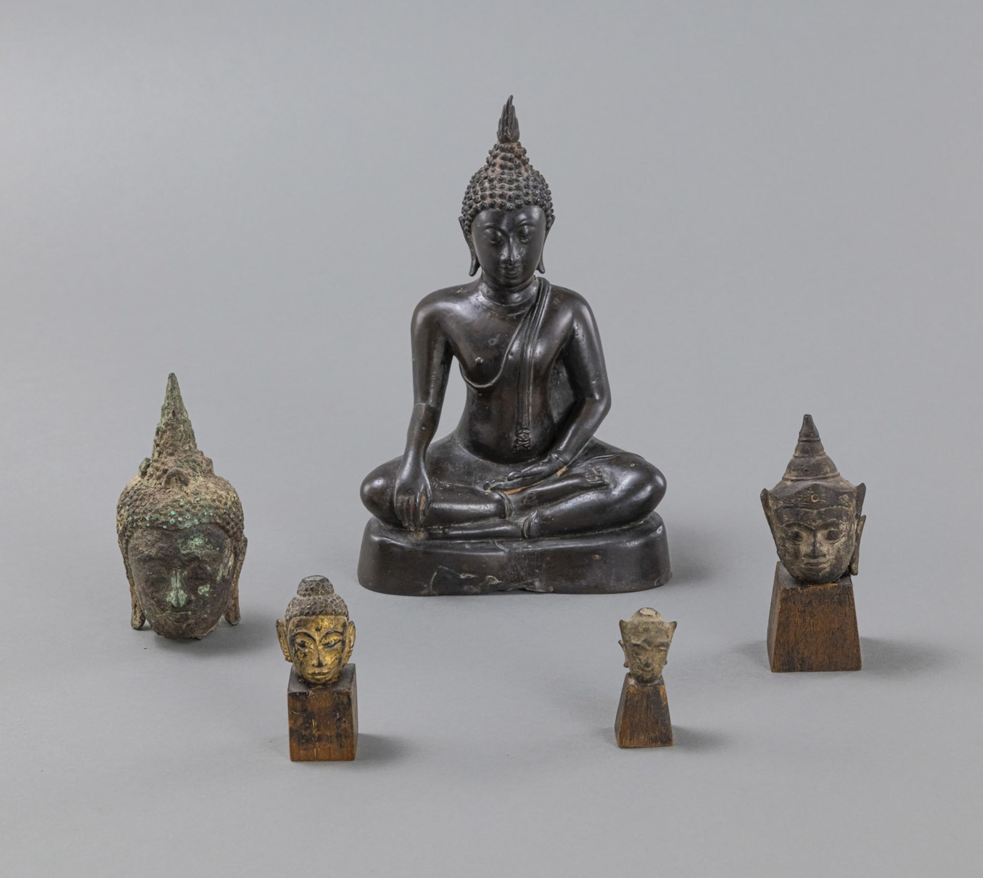 Bronze des Buddha und vier Buddhaköpfe