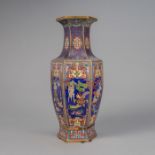 Hexagonale Cloisonné-Vase mit Antiquitätendekor