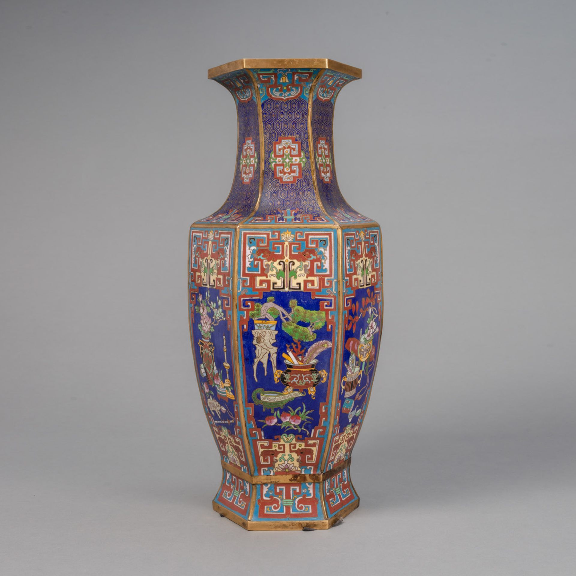 Hexagonale Cloisonné-Vase mit Antiquitätendekor