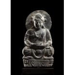 Skulptur des Maitreya aus grauem Schiefer