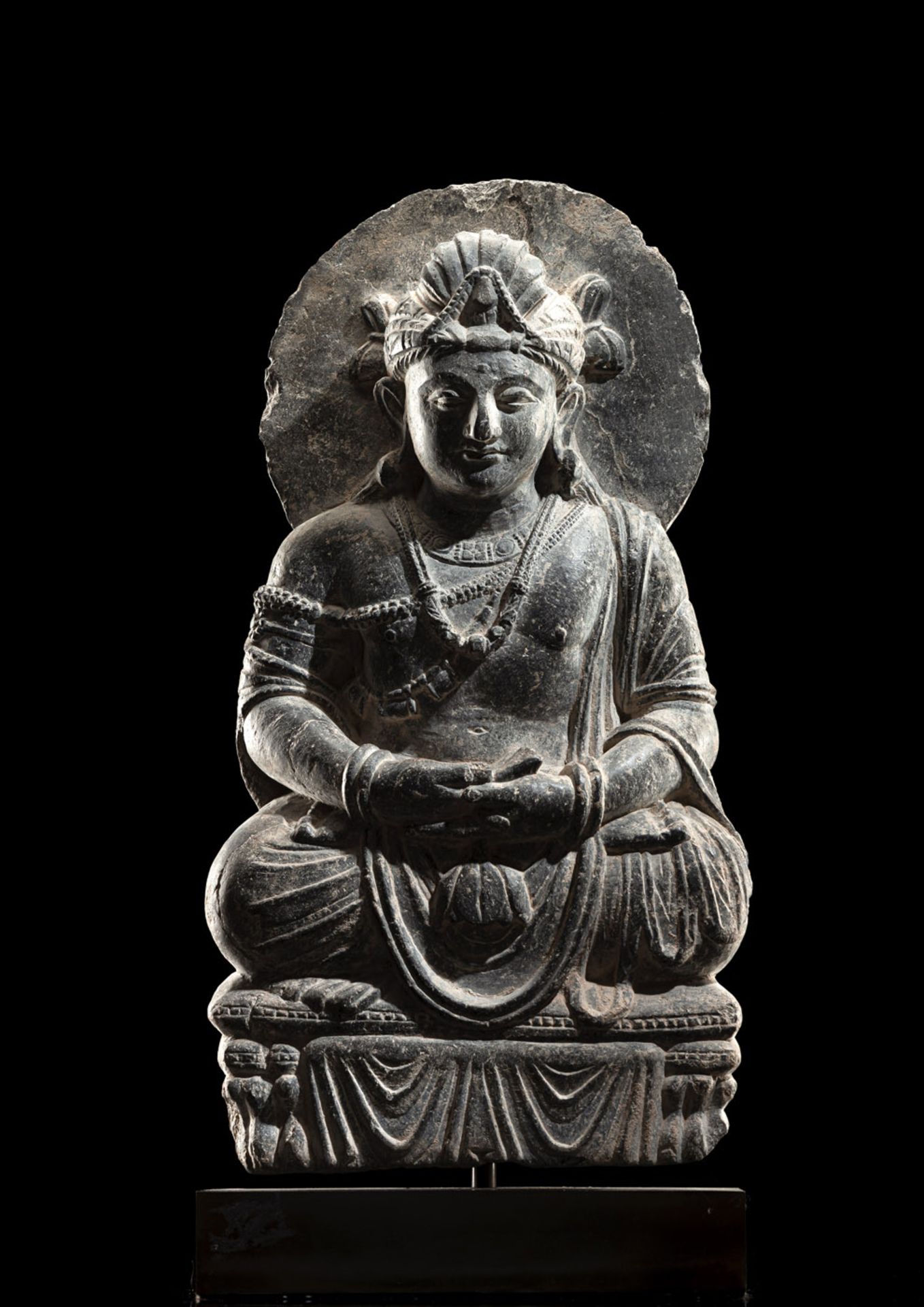 Skulptur des Maitreya aus grauem Schiefer