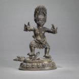 Bronzefigur der tantrischen zornvollen Garuda auf einer weiblichen Drachenfigur auf dem Sockel in A