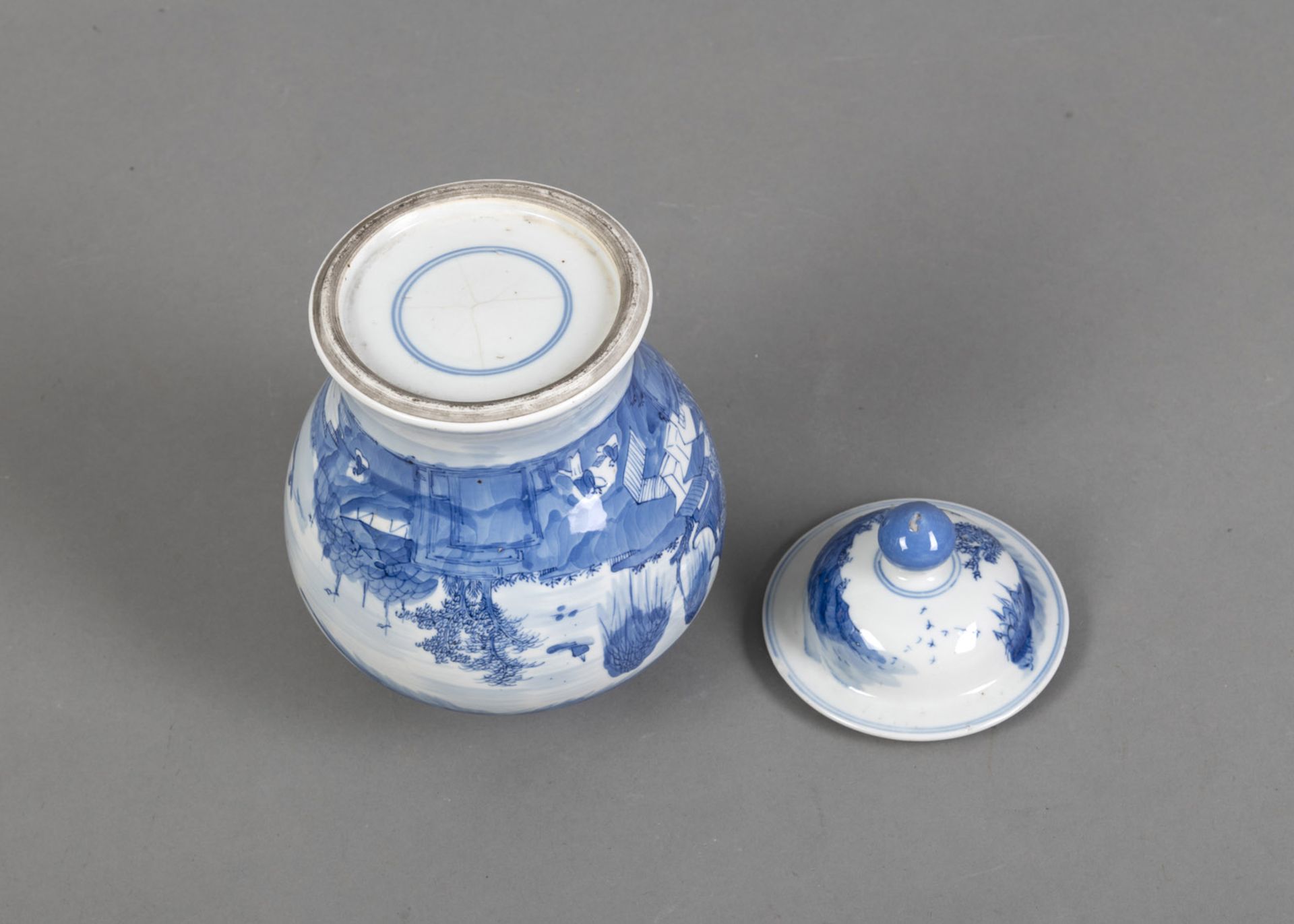 A BLUE AND WHITE PORCELAIN VASE AND COVER DEPICTING A SEA LANDSCAPE - Image 4 of 4