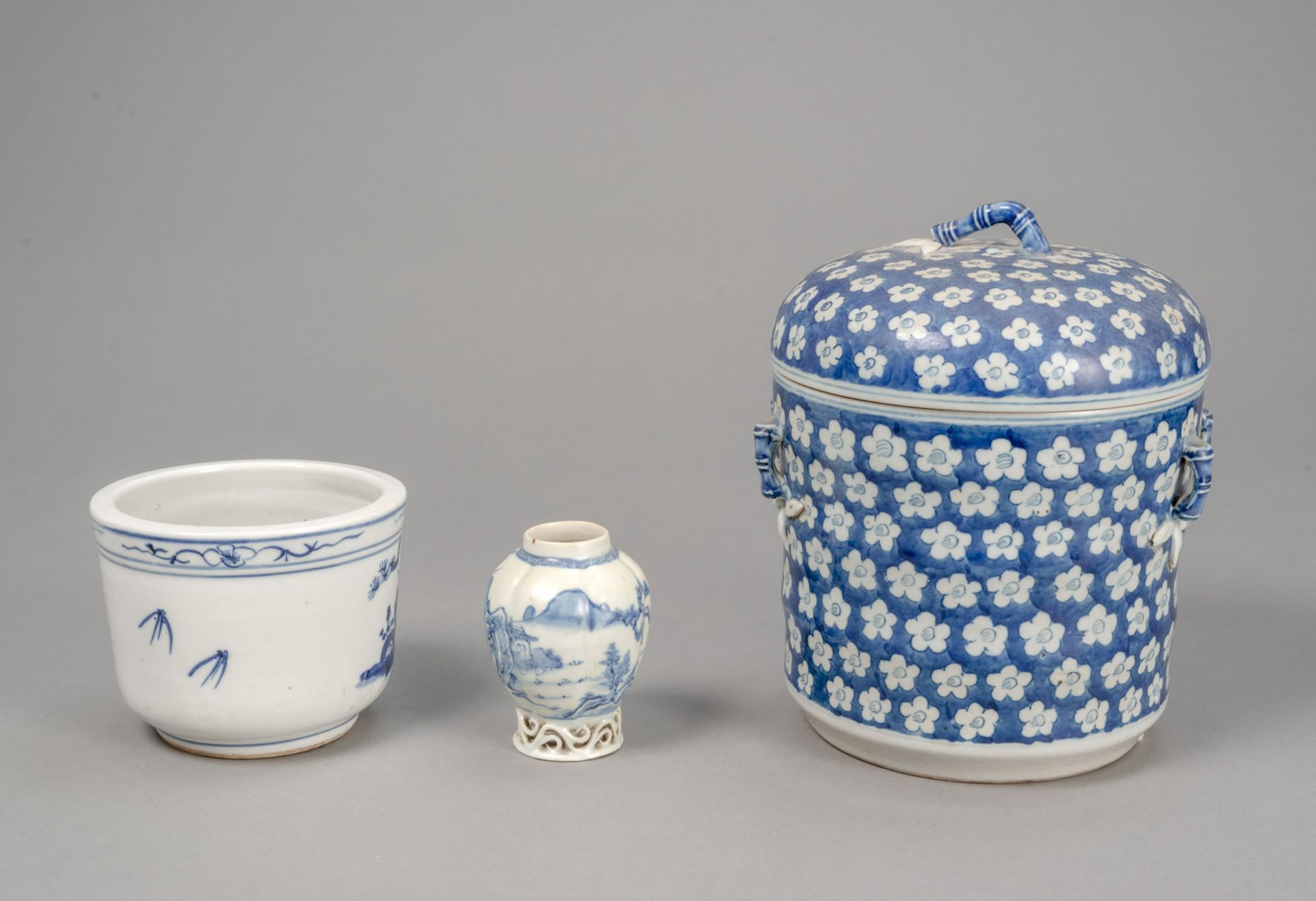 A BLUE AND WHITE PRUNUS AND BAMBOO PORCELAIN BOX WITH COVER, A CENSER, AND A SMALL VASE - Image 3 of 4