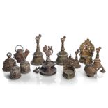 Zwölf Objekte aus Bronze, u. a. Priesterglocken, Deckeldosen und Öllampen