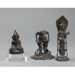 Stehende Bronzefigur des Maitreya mit Inschrift, sitzender Buddha im Shan-Stil montiert auf einem P