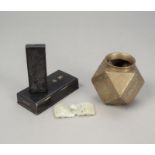 Gürtelhaken aus Jade, polygonale Messingvase und Tuschreibestein