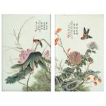 Zwei polychrom bemalte Porzellanplatten mit Blumen- und Vogeldekor, jeweils im Holzrahmen
