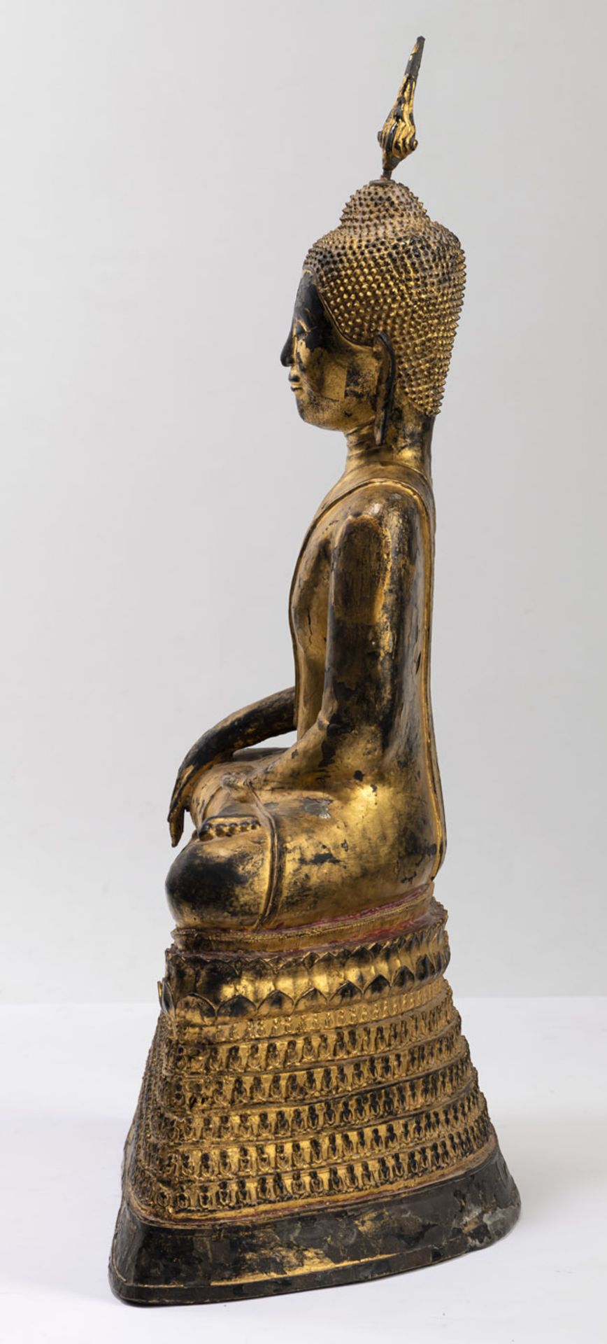 A GILT- AND RED-LACQUERED BRONZE FIGURE OF BUDDHA SHAKYAMUNI - Image 5 of 7