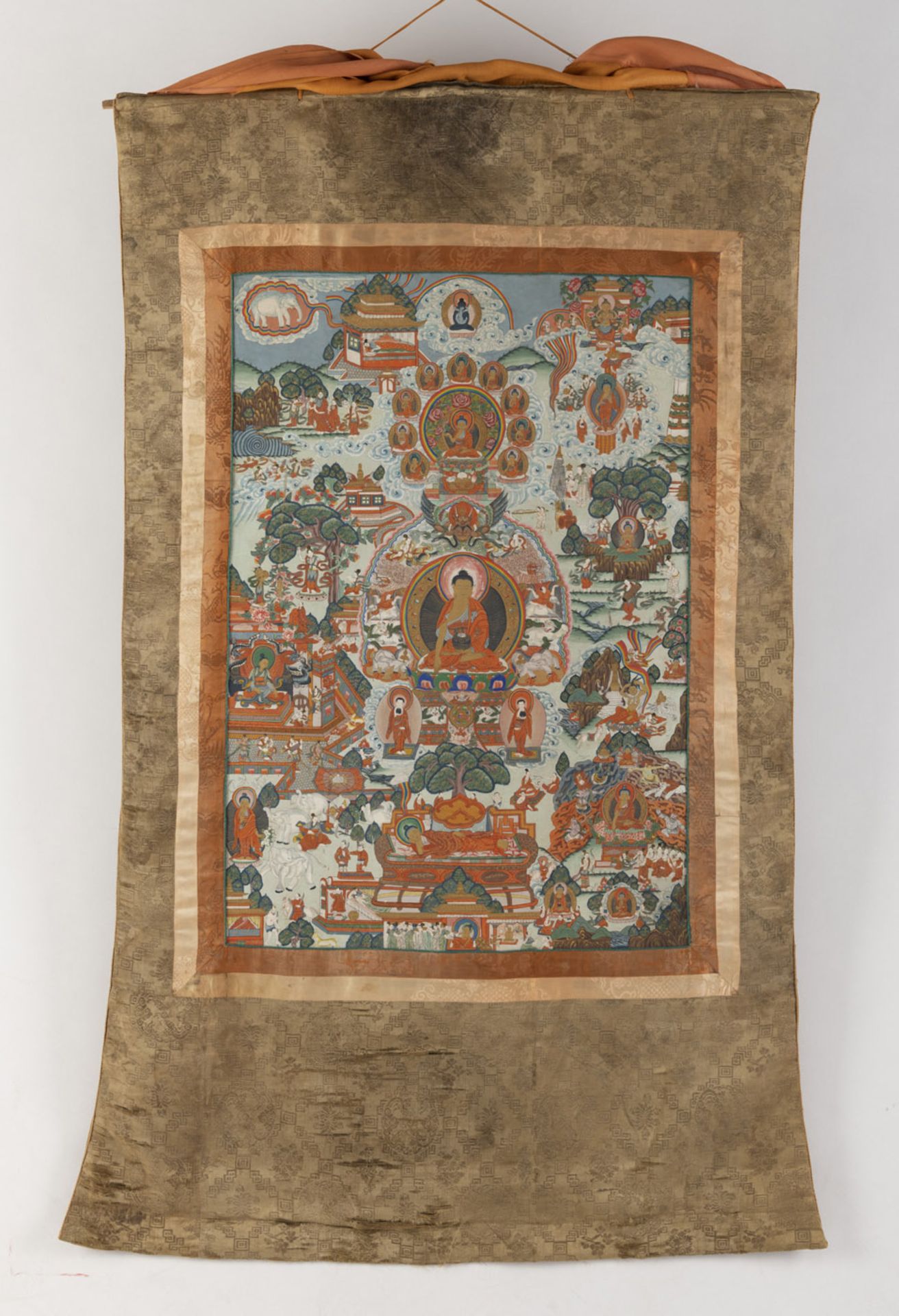 Thangka des Buddha Shakyamuni, umgeben von Szenen seines Lebens - Bild 2 aus 4