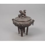 Dreibeiniger Weihrauchbrenner aus Bronze mit Reliefdekor von Drachen und Shishi-Handhabe auf dem De