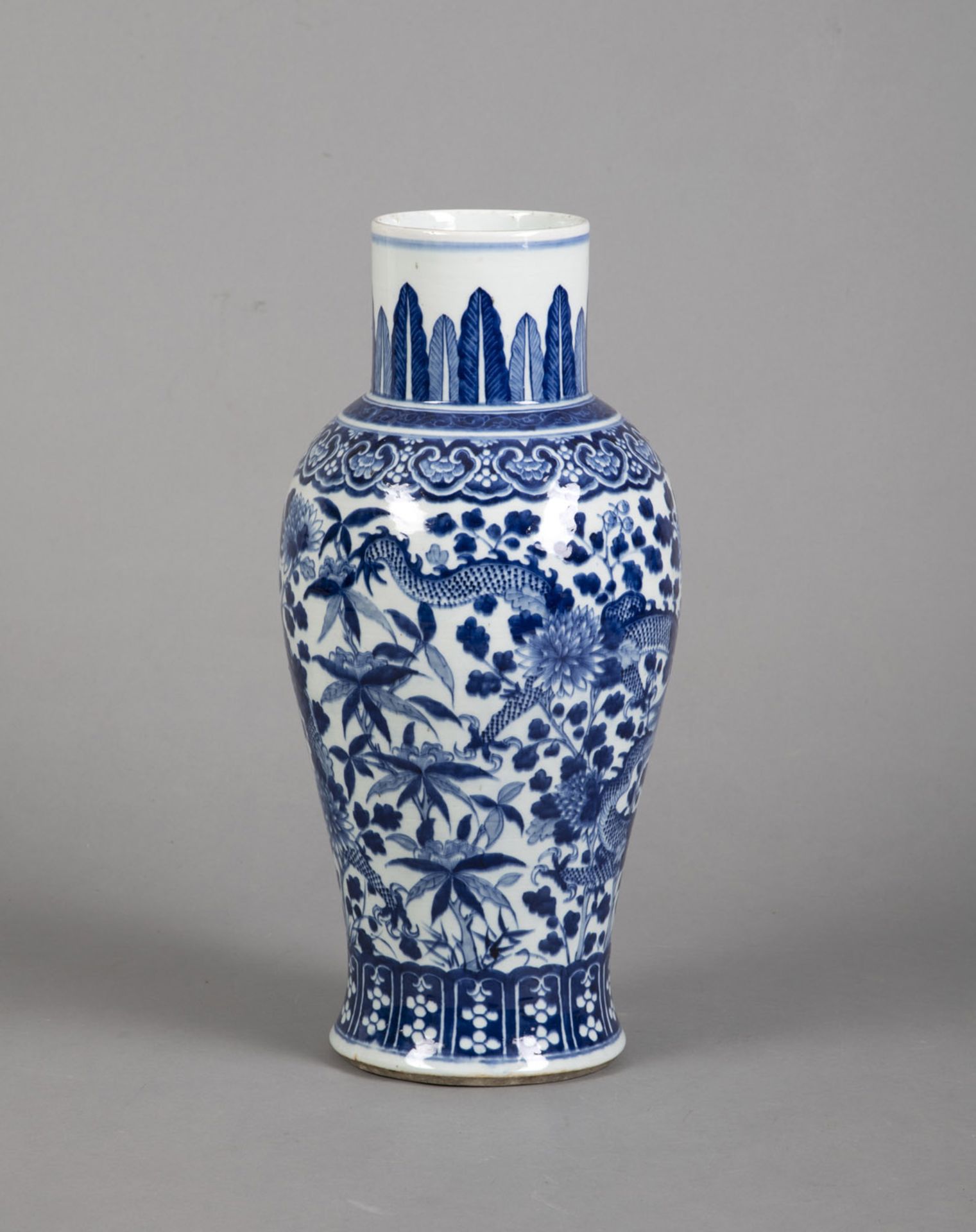 A LARGE BLUE AND WHITE FOUR-CLAWED DRAGONS AMIDST LOTUS SCROLLS PORCELAIN VASE - Image 2 of 4