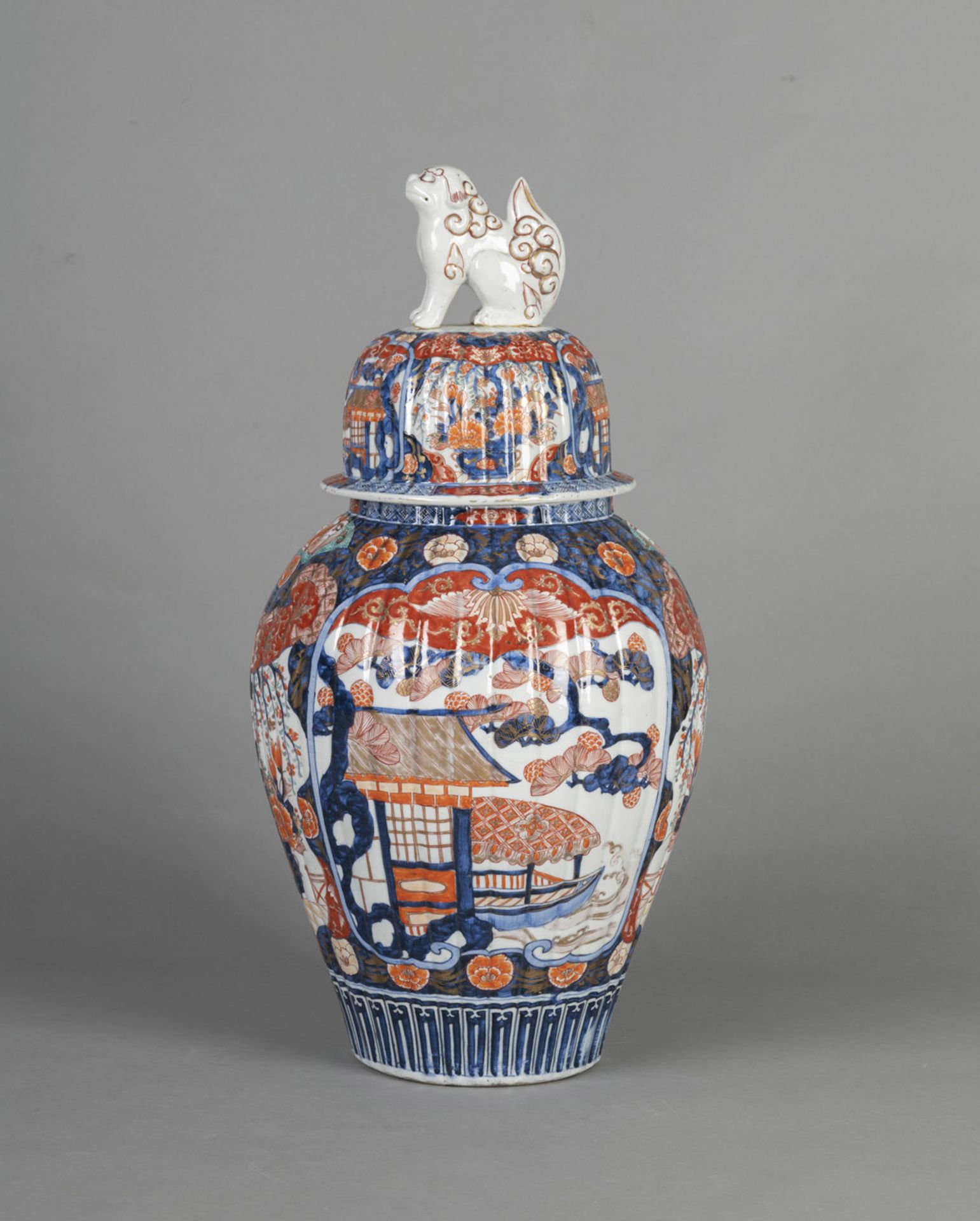 A LARGE RIBBED WALL IMARI VASE WITH COVER - Image 2 of 4