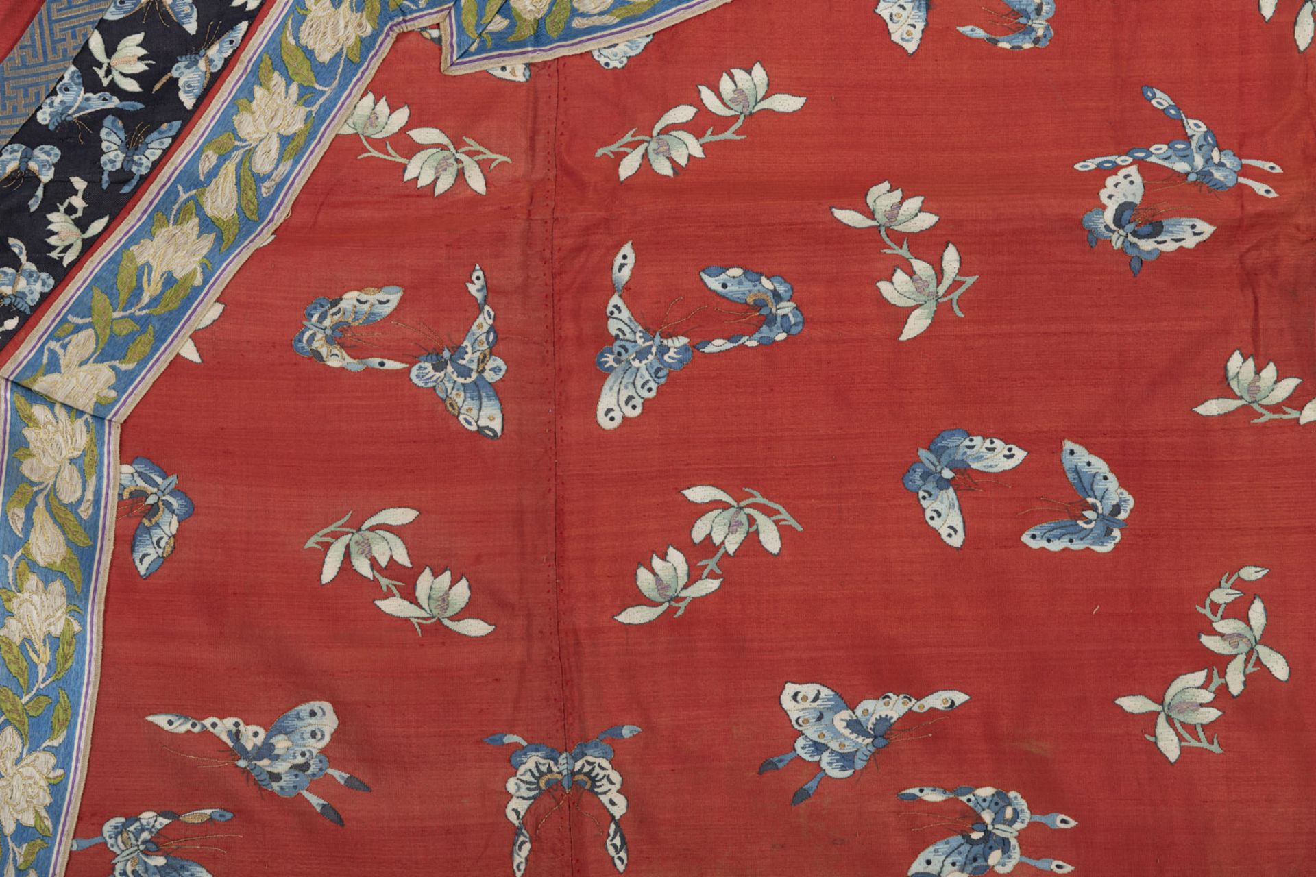 Rote 'kesi'-Damenrobe mit Schmetterlingen und Orchideen - Bild 2 aus 10
