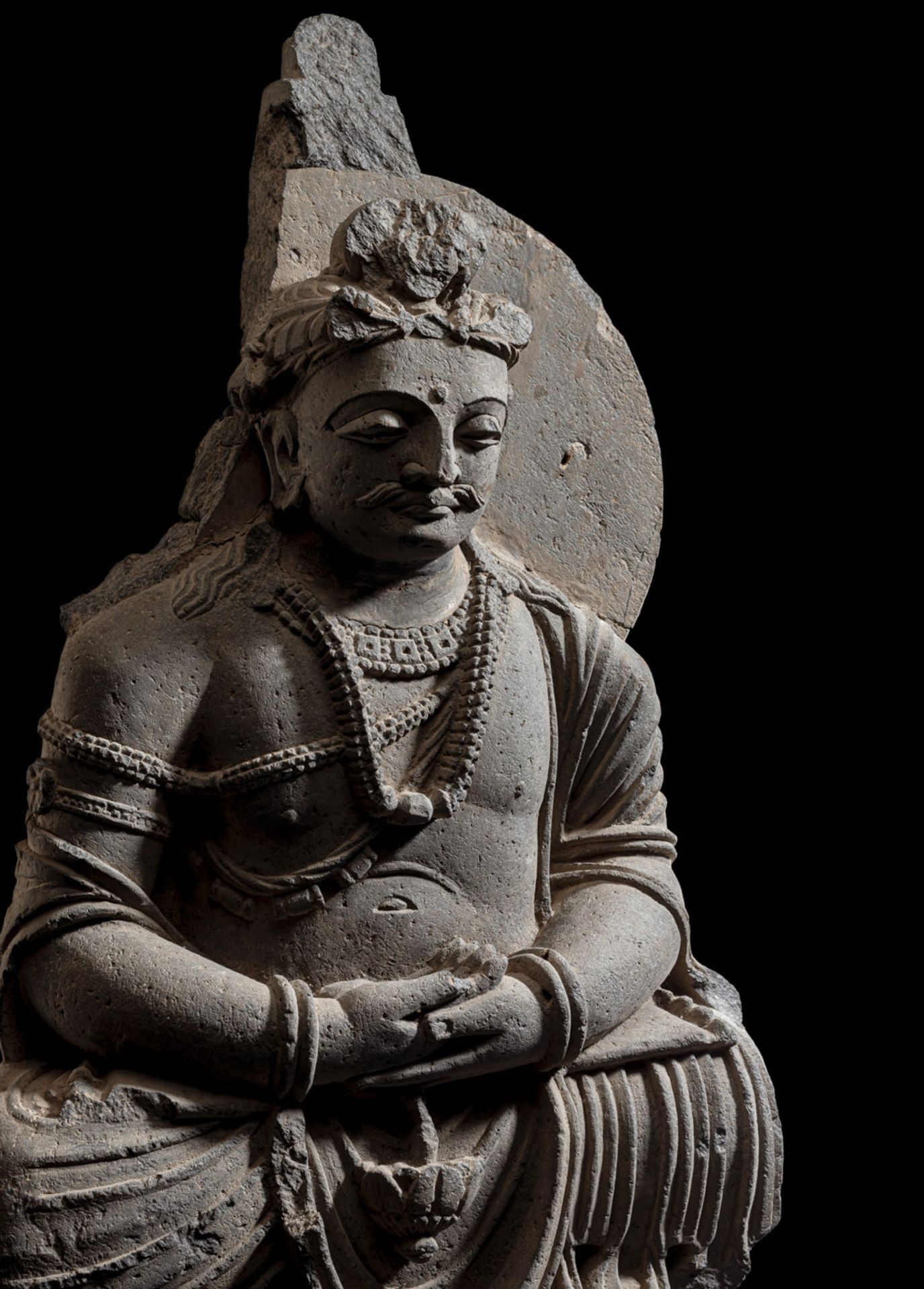 Feine Skulptur des Avalokiteshvara aus grauem Schiefer - Bild 2 aus 4