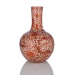 Kugelvase aus Porzellan mit eisenrotem Floral- und Drachendekor