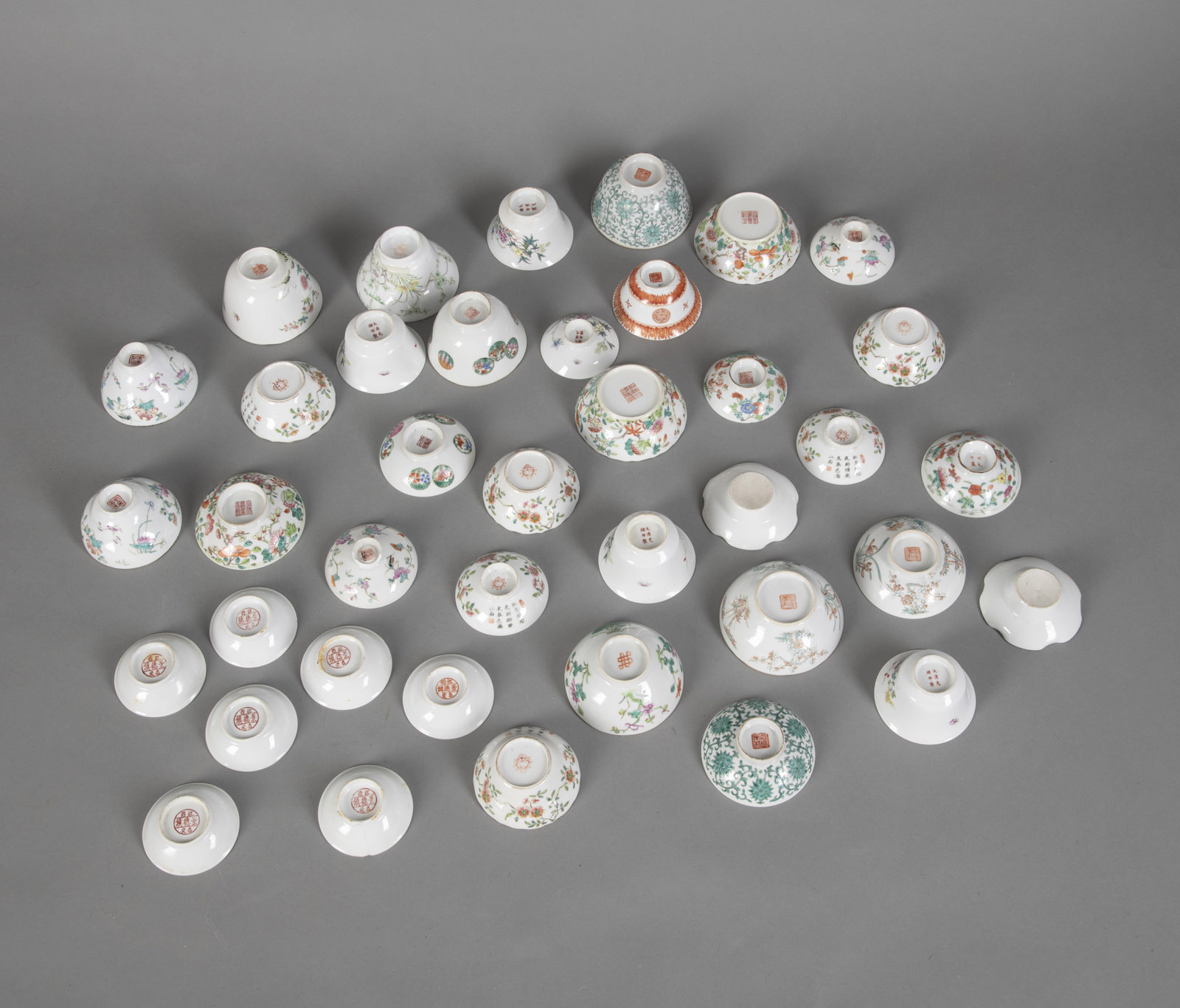 LOT OF 'FAMILLE ROSE' PORCELAIN: BOWLS AND COVERS, SAUCERS A.O. - Image 4 of 4