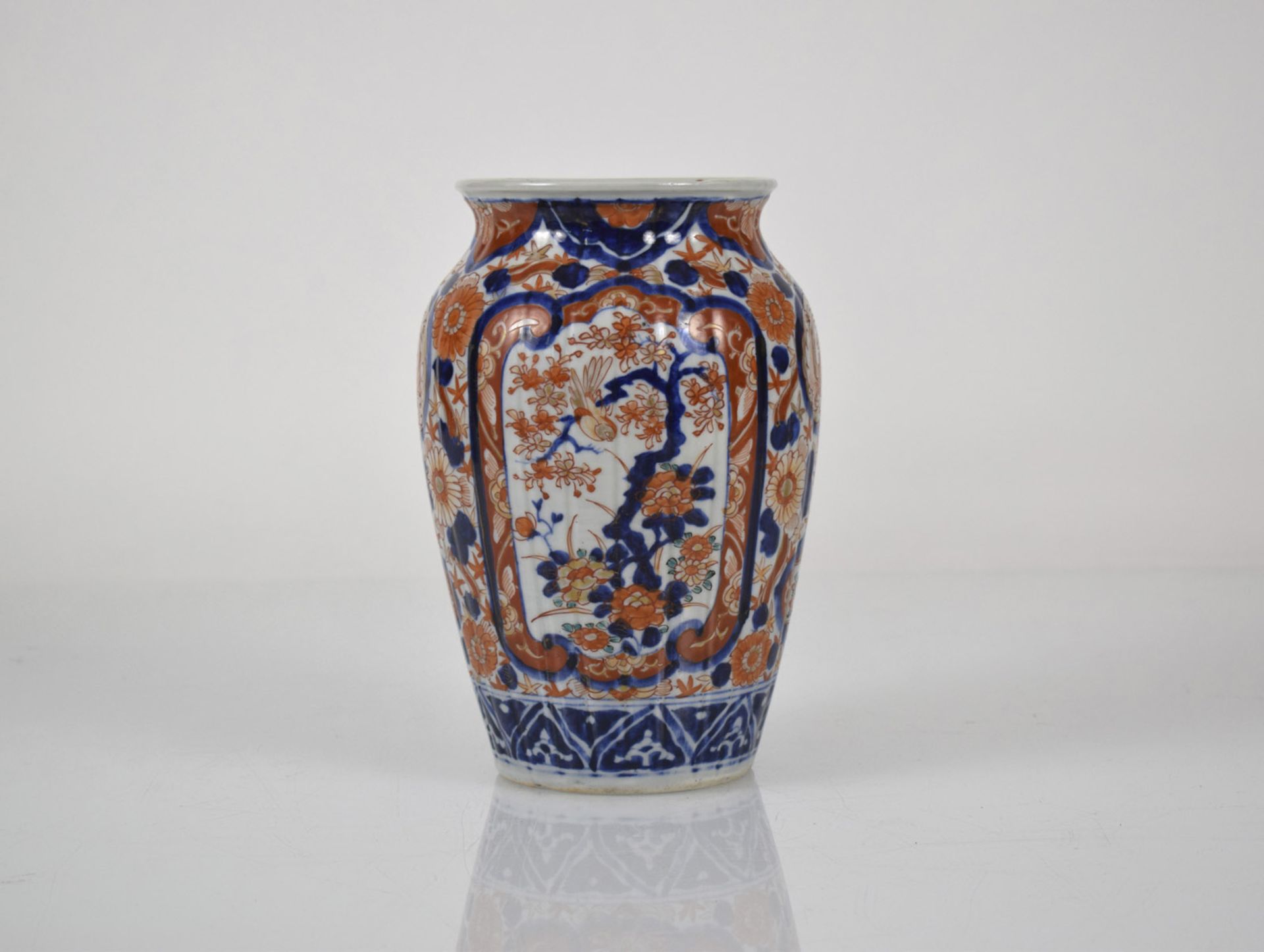 Zwei Cloisonné-Teller, ein blütenförmiger Imari-Porzellanteller und eine Imari-Vase - Bild 5 aus 7