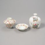 Zwei Deckelschalen aus Porzellan mit 'Famille rose'-Fledermaus- und -Antiquitätendekor