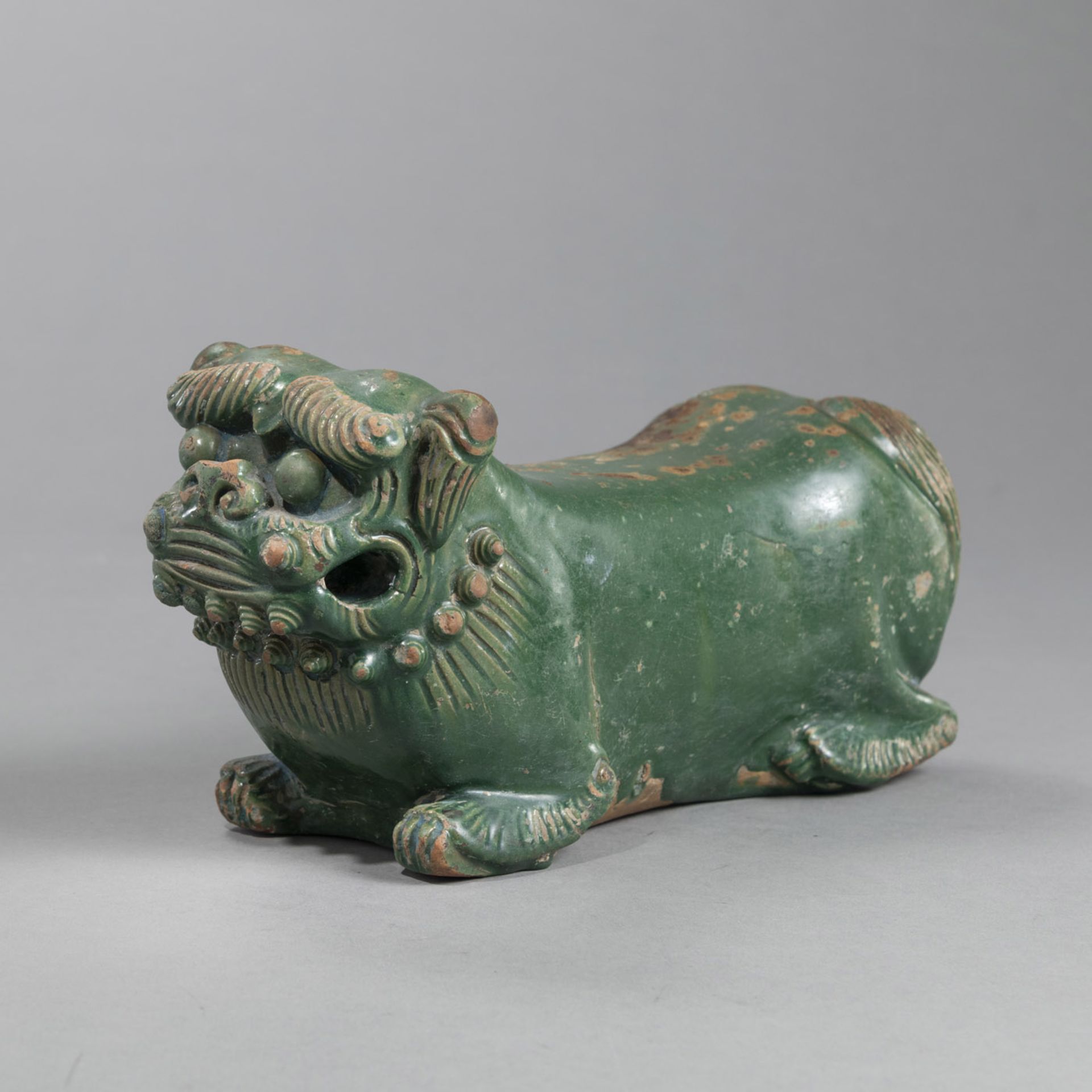 Grün glasierte Nackenstütze aus Keramik in Form eines liegenden Löwen