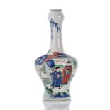'Wucai'-Flaschenvase aus Porzellan mit umlaufendem Dekor einer Romanszene