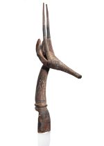 Kurumba-Tanzaufsatz in Form eines Giraffenkopfs aus Holz mit geometrischen, polychrom bemalten Deko
